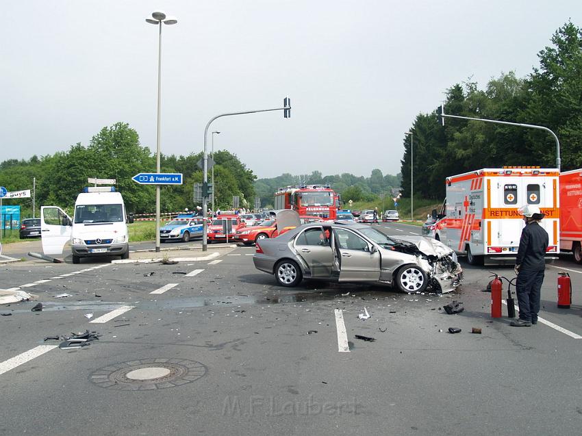 Schwerer Unfall mit Reisebus Lohmar Donrather Dreieck P322.JPG